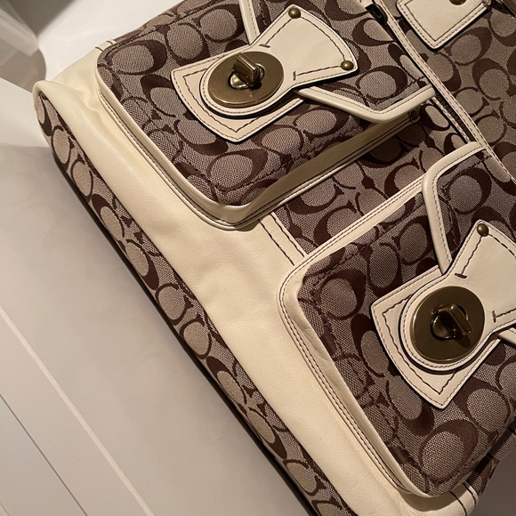 Coach GiGi Tote-Signature fabric, Ivory Leather - Picture 3 of 16